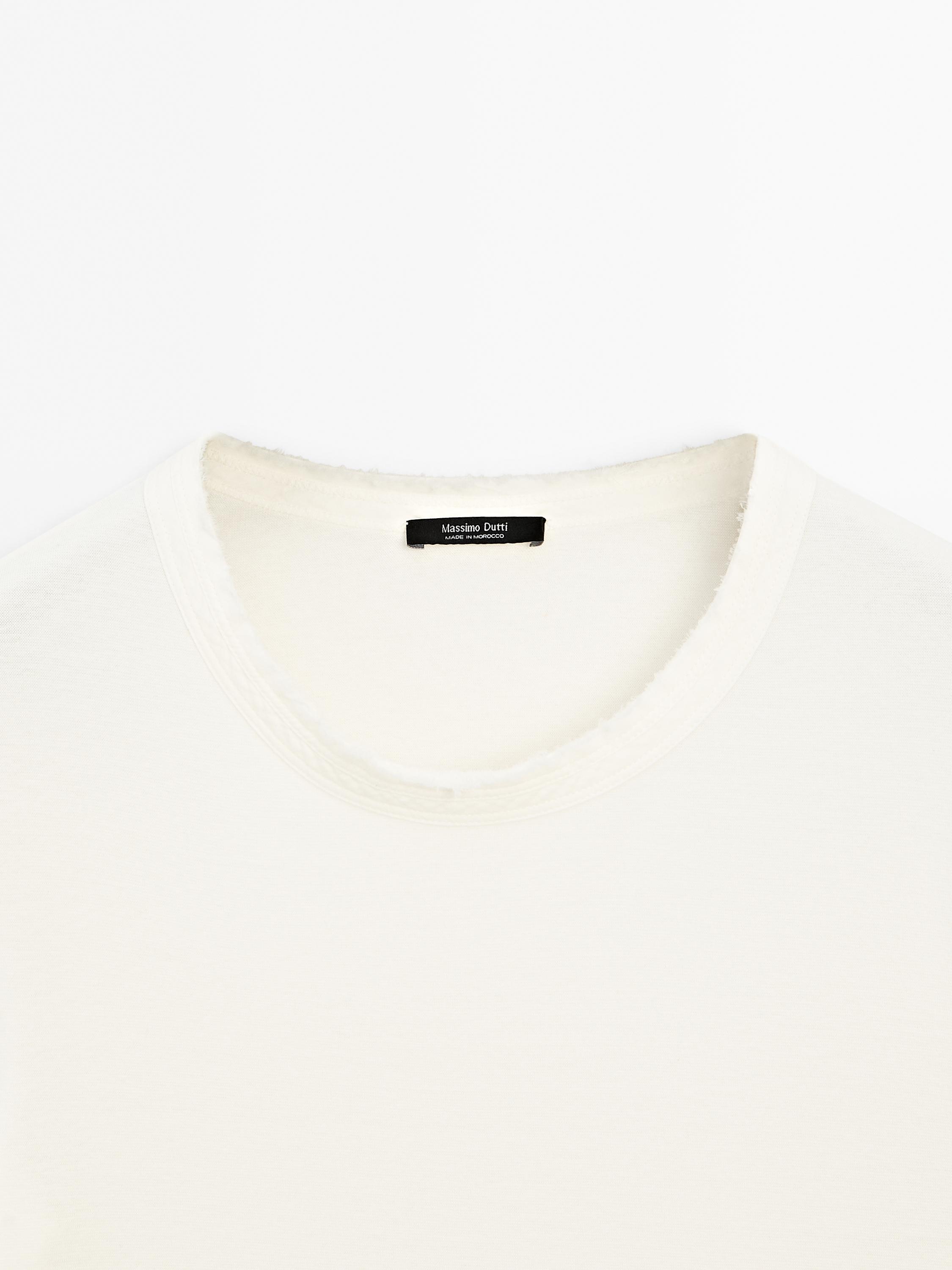 T-shirt with frayed collar